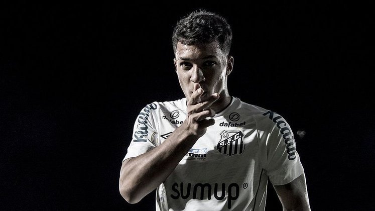 O centroavante do Santos é sondado por clubes europeus desde janeiro de 2021. Entretanto, ainda na última janela de transferências, ele descartou deixar o Peixe neste ano. Marcos Leonardo tem contrato com o clube até 2026