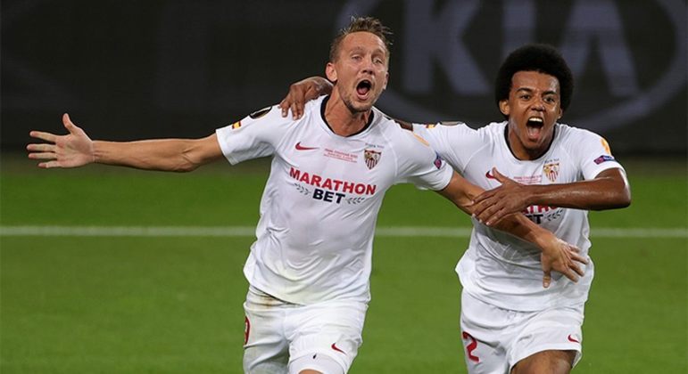 O centroavante holandês Luuk de Jong está emprestado pelo Sevilla ao Barcelona, mas deve se transferir para outro clube da Espanha: o Cadiz.  De acordo com informações de jornais como “Marca” e “Mundo Deportivo”, o clube catalão já aceitou se desfazer do atleta.