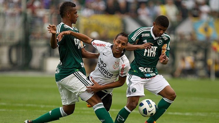 O centroavante Liedson foi bem marcado pela zaga do Palmeiras. 