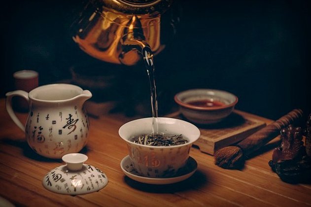 O chá tem origem na China (mais de 2 mil anos antes de Cristo), mas também se popularizou em outros países que tornaram-se produtores em escala mundial: Bangladesh, Índia, Nepal, Vietnã, Uganda e Quênia, entre outros. 