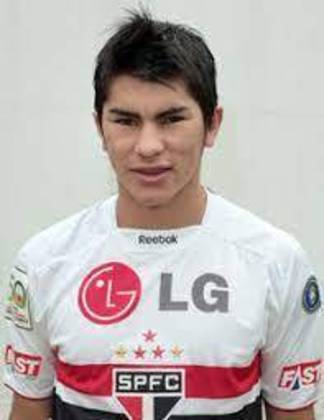 O chileno Nelson Saavedra chegou ao São Paulo em 2009, mas nunca atuou pelo clube e deixou o Morumbi no final do ano de 2010