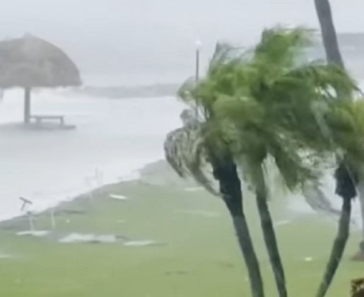 O ciclone se desenvolveu no Golfo do México e chegou ao território da Flórida próximo a Keaton Beach, norte de Tampa, em uma área central conhecida como Big Bend.