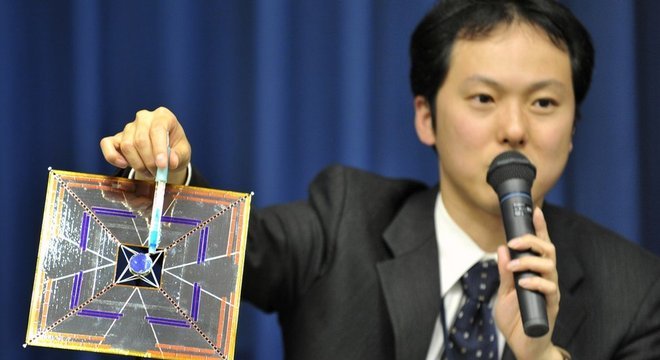 O cientista japonês Yuichi Tsuda mostra um modelo da IKAROS, vela solar lançada no espaço tinha 14 metros de comprimento 