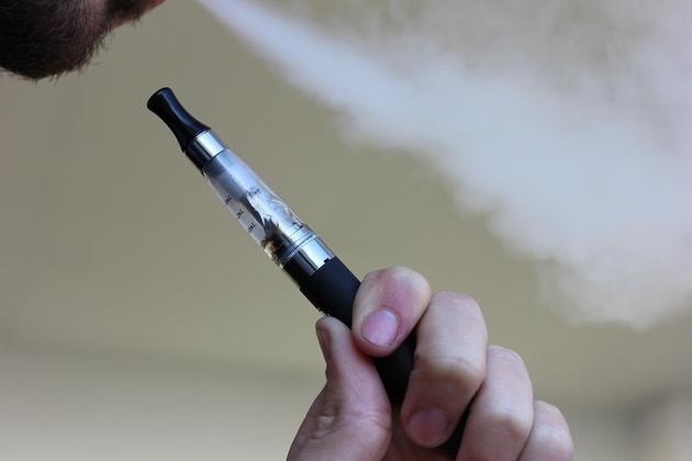 O cigarro eletrônico funciona por meio de uma bateria que esquenta um líquido formado por água, aromatizante, nicotina, glicerina e propilenoglicol. 