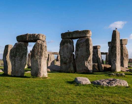 O círculo de pedras foi construído há mais de 5 mil anos e fica localizado no sul da Inglaterra. O local ficou tão famoso que se tornou um ponto turístico ao longo dos anos.