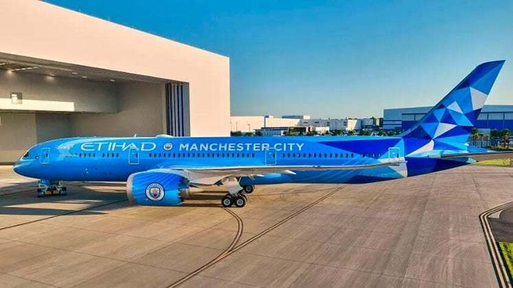 O City é outra potência do futebol europeu patrocinado por uma companhia aérea, a Etihad Airways, que dá nome ao estádio do clube, em Manchester. Dessa forma, o City já teve duas aeronaves com pinturas que fazem referência ao time.