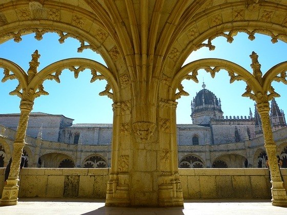 O claustro do mosteiro é o 1º do gênero em Portugal, com símbolos religiosos, régios e naturalistas. Neste mosteiro ficam túmulos de reis e personalidades marcantes da identidade lusitana, como os poetas Luís de Camões (1524-1580) e Fernando Pessoa (1888-1935), e o navegador Vasco da Gama (1469-1524).