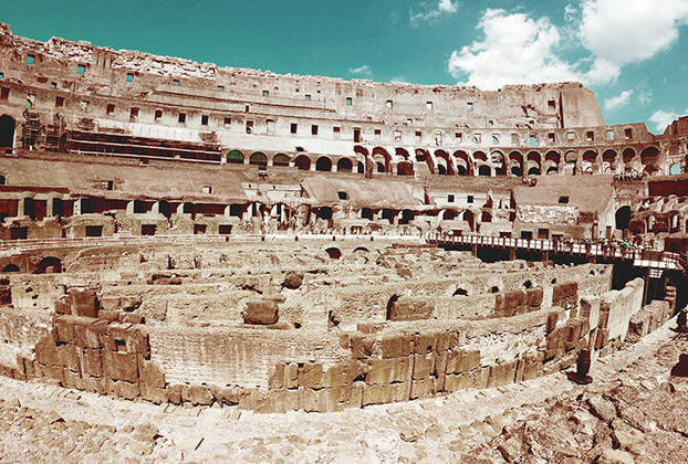 O Coliseu foi construído a mando do imperador Vespasiano, da dinastia Flaviana, entre 70 e 80 d.C. e era usado para jogos públicos, como lutas de gladiadores, caçadas de animais selvagens, execuções e batalhas navais simuladas.