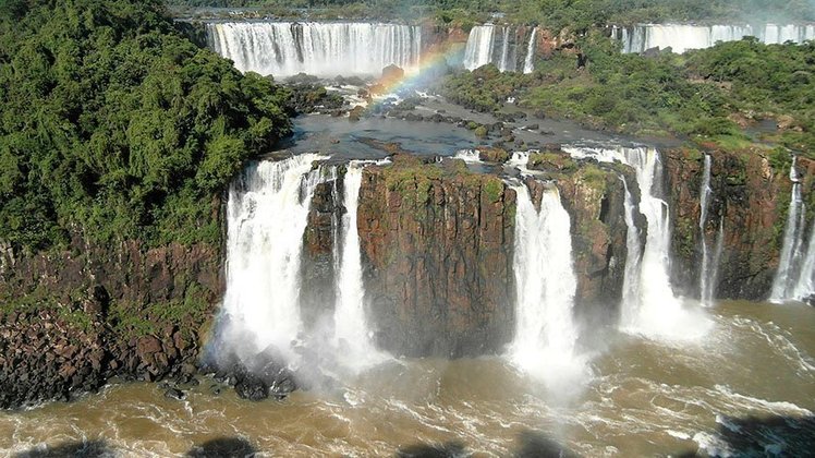 O complexo tem 275 cachoeiras ao longo de 2,7 km do rio Iguaçu. A maioria das quedas fica na faixa de 64 metros de altura. Elas despejam 1,3 milhão de litros por segundo! A incidência da luz solar na água em forte impacto cria arco-íris que embelezam ainda mais a paisagem. 