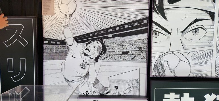 O contêiner está todo decorado com imagens, desenhadas em mangá, marcantes da torcida no Japão e de momentos importantes da partida.