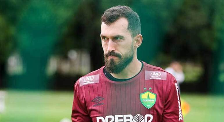 O contrato de Walter também foi até o último dia 31 de dezembro, mas o goleiro já sabia que não iria ficar, tanto que foi emprestado ao Cuiabá na última temporada. E agora o arqueiro permanecerá no Dourado por mais dois anos.  