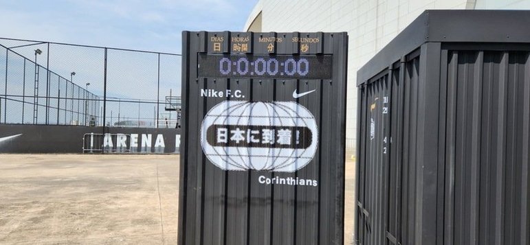 O Corinthians colocou um cronômetro para aumentar a expectativa para a abertura do contêiner e para o lançamento da nova camisa. A contagem foi zerada nesta quinta.