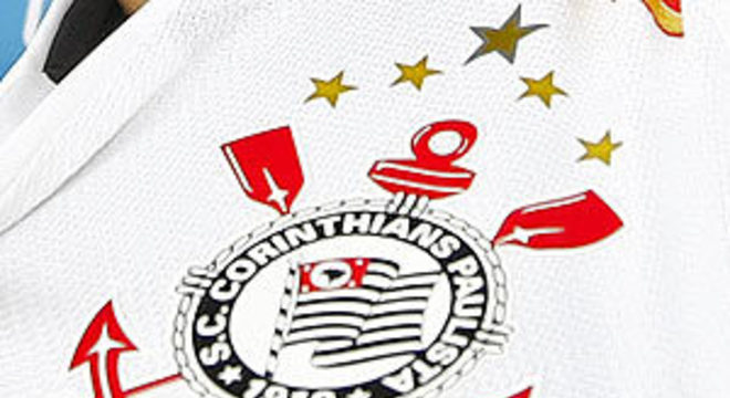 O Corinthians comeou a montar uma constelao no uniforme a partir dos anos 90. As 3 estrelas douradas menores comemoram os ttulos de campeo brasileiro obtidos em 1990, 1998 e 1999. Acima delas, uma estrela tambm dourada, mas um pouco maior, simboliza a conquista do Mundial de Clubes da Fifa, em 2000. Porm, o clube no utiliza mais  os adereos.