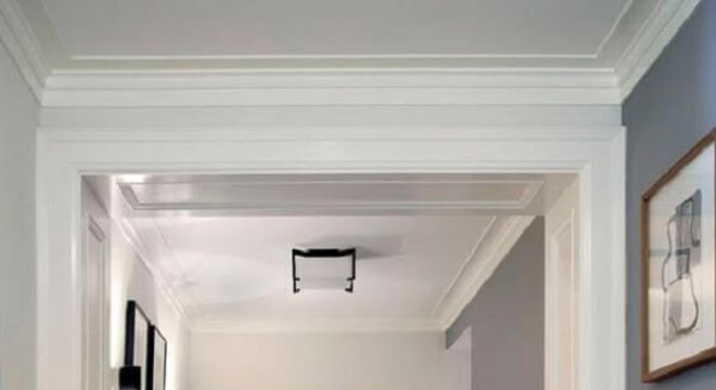 O corredor dessa casa recebeu acabamento com piso laminado claro