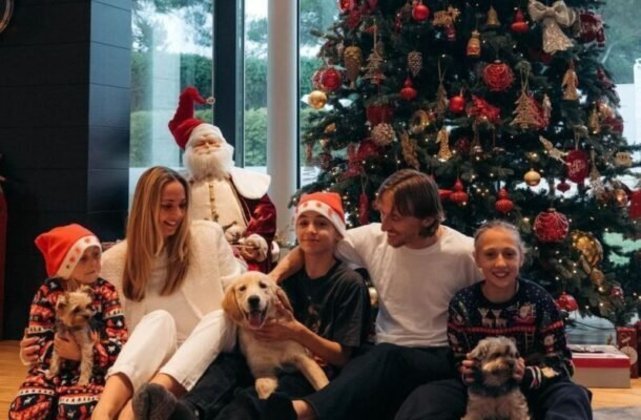 O craque croata Modric também fez um registro natalino em suas redes sociais. O meia é pai de pet! - Arquivo pessoal