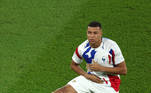 O craque do jogo, o francês Mbappé, foi cedo para o aquecimento