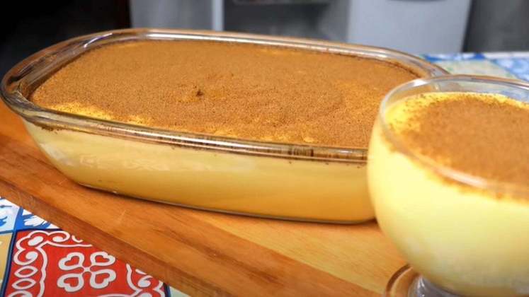 O Curau é outra comida típica de festa junina (também é chamada de jimbelê). Sua receita pode ser feita com milho verde congelado, leite, açúcar e também canela em pó.