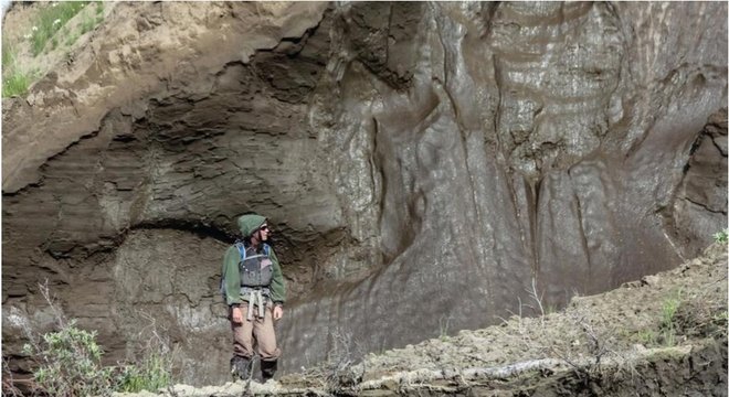 O degelo do permafrost provoca ‘megadesmoronamentos’, abrindo crateras no solo como se fosse um queijo suíço