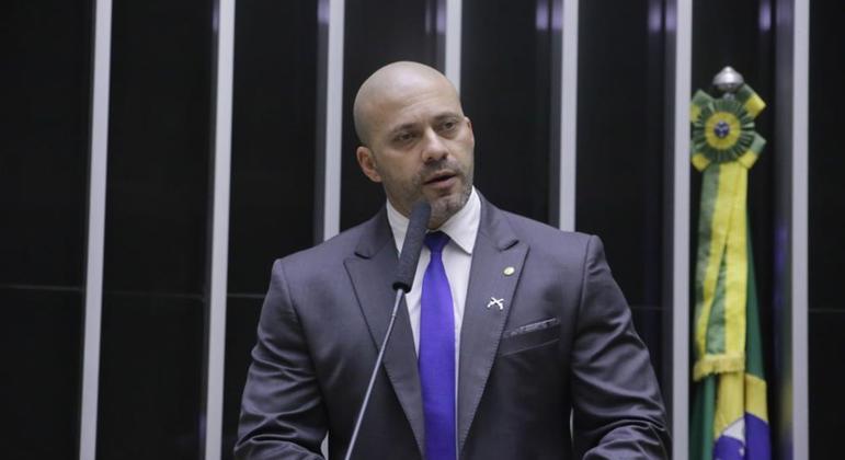 O deputado Daniel Silveira discursa no plenário da Câmara horas antes do início de seu julgamento no STF