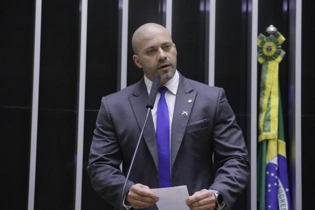 O deputado Daniel Silveira discursa no plenário da Câmara horas antes do início de seu julgamento no STF