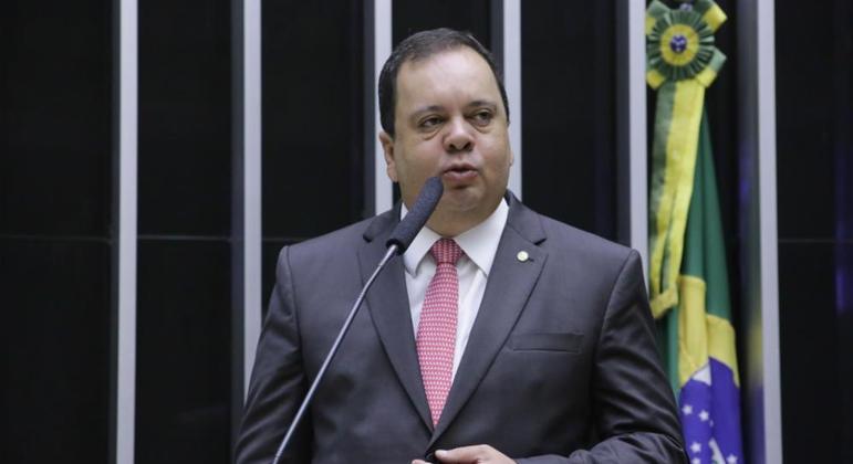 O deputado Elmar Nascimento, relator do projeto de lei que fixa teto para ICMS em operações que envolvem combustíveis