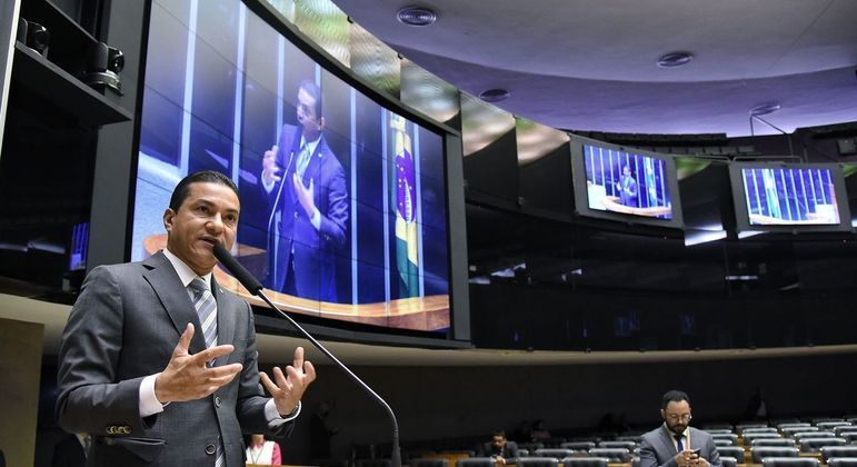 O presidente do Republicanos, deputado Marcos Pereira, em discurso na Câmara