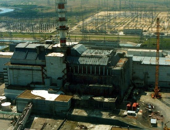 O desastre aconteceu durante um teste de segurança no reator número 4 da usina. Houve uma explosão seguida de um incêndio que liberou uma grande quantidade de material radioativo na atmosfera.