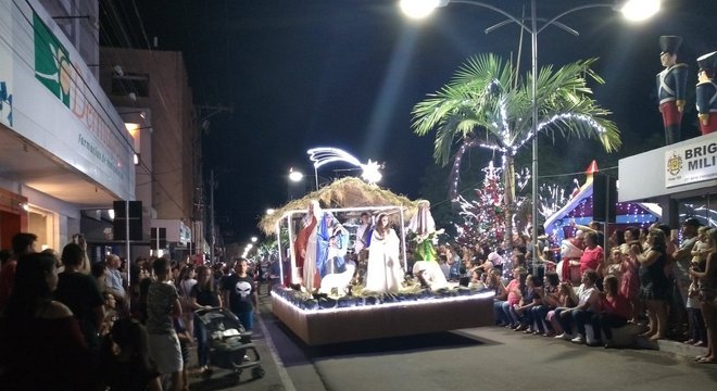 O desfile aconteceu na noite deste domingo Crédito: Agostinho Piovesan / Especial / CP