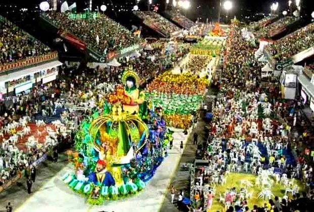 O desfile das escolas de samba acontece no sambódromo de Manaus (Centro de Convenções Professor Gilberto Mestrinho). 