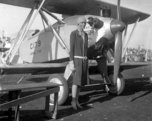  O destino de Amy se assemelha tragicamente ao de outra aviadora: Amelia Earhart. Aos 39 anos, ela desapareceu no Oceano Pacífico em 2/7/1937, nunca foi encontrada e, coincidentemente, após buscas infrutíferas, sua morte foi declarada dois anos depois, também no dia 5 de janeiro.