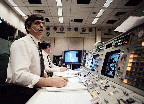 O diretor da missão era Jay Greene (na foto, logo após a explosão). Ele foi envolvido nas discussões se o lançamento deveria ter sido adiado por causa do clima gelado. Após o episódio, aposentou-se como diretor de voo, mas, depois de curto período em estudos sobre a Lua, foi nomeado chefe de Segurança da NASA. 