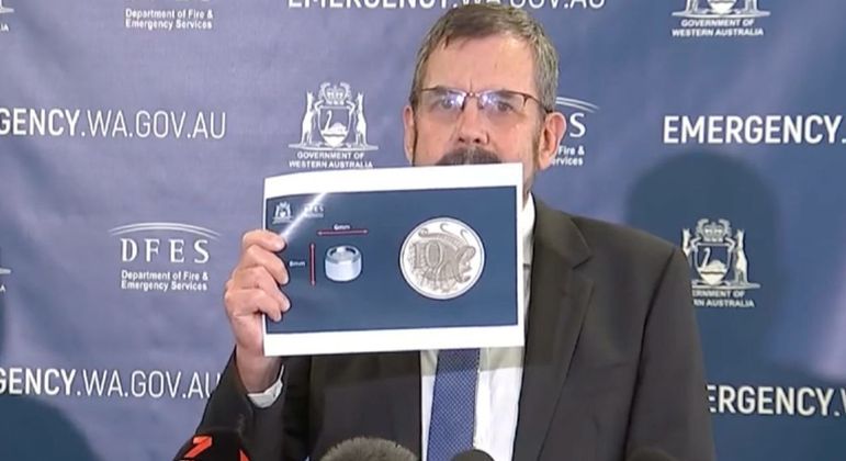 Andrew Robertson mostra aparência da pequena cápsula que contém material perigoso