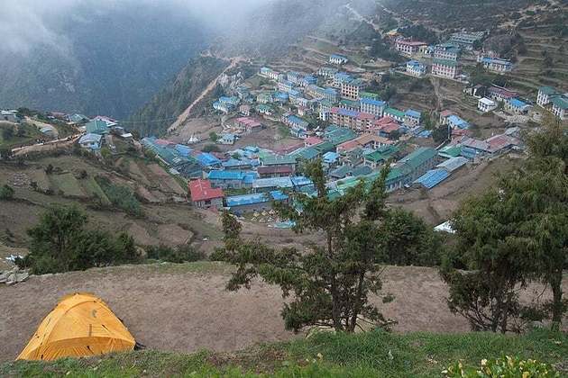 O documentário Everest Sustentável, exibido no Canal Off em 2020, mostrou ação de moradores de uma comunidade local para triturar o lixo. Elas sugerem a turistas que levem de três a quatro quilos desses resíduos para o sistema de coleta do aeroporto