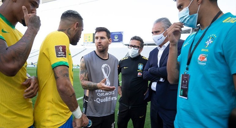 O duelo entre Brasil e Argentina durou apenas cinco minutos: agentes da Anvisa e da Polícia Federal interromperam a partida na Neo Química Arena.  Emiliano Martínez, Cristian Romero, Giovani Lo Celso e Emiliano Buendía tinham violado normas sanitárias do Brasil. A partida foi suspensa.