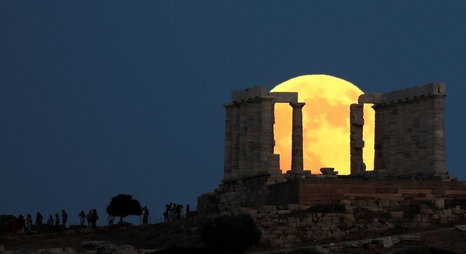 O eclipse da lua visto na Acrópole, em Atenas, na Grécia