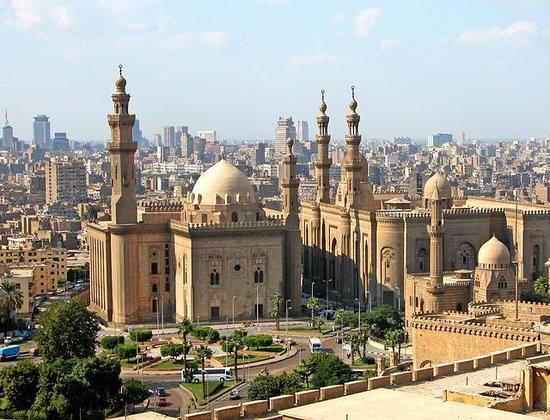 O Egito é governado pelo presidente Abdul Fatah Khalil Al-Sisi. População: 92,7 milhões. Capital: Cairo. 