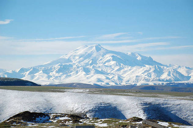 O Elbrus, na Rússia, é o pico mais alto da Europa, com 5.642m. A montanha, na região do Cáucaso, tem um trecho vertical de 2 mil metros que causa extremo cansaço. Já houve casos em que os alpinistas saíram da trilha principal e acabaram se perdendo no labirinto de geleiras. 