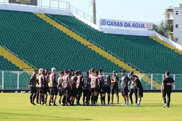 O elenco do Figueirense, em 2019, realizou uma greve. Os jogadores não recebiam há três meses e, mesmo após a diretoria prometer honrar com os salários, os salários não foram pagos. Com isso, os atletas não entraram em campo para um jogo contra o Cuiabá.