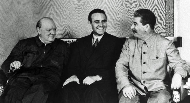O embaixador americano Averell Harriman, sentado entre Winston Churchill e Joseph Stalin, no Kremlin
