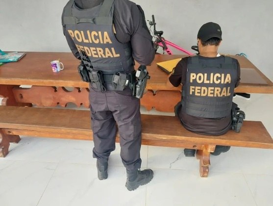 O empresário de Alexandre Pires, Matheus Possebon, e o empresário Christian Costa dos Santos, que atuaria com garimpo ilegal em Roraima, foram presos.