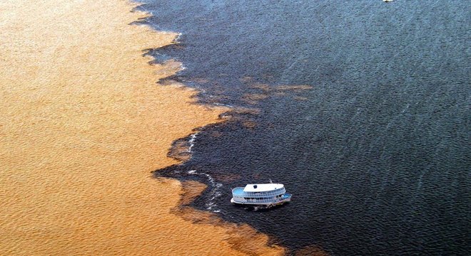 Manaus fica às margens dos rios Negro e Solimões. A atmosfera na Bacia Amazônica, diferentemente da de Manaus, é uma das mais limpas do mundo