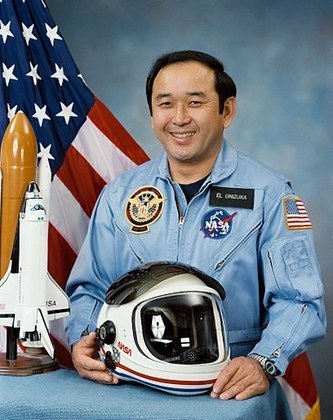O engenheiro aeroespacial Ellison Onizuka, 39 anos, já tinha ido ao espaço na nave Discovery, em 1985, e integrou a equipe de apoio em terra de duas missões do Ônibus Espacial Columbia (que viria a explodir também em 2003). 