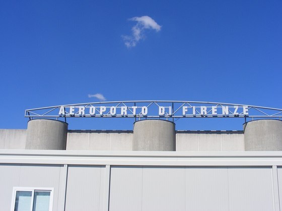 O escritório de arquitetura Rafael Viñoly Architects comandará uma extensa reforma no aeroporto da capital da Toscana. 