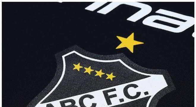 O escudo do ABC tem vrias estrelas. As quatro menores para os ttulos do profissional, aspirante, juvenil e infantil no estadual de 1954. A maior pelo ttulo estadual no ano sesquicentenrio da Independncia do Brasil