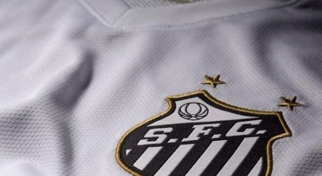 O escudo do Santos carrega duas estrelas douradas na parte de cima. Elas representam o bicampeonato mundial em 1962 e 1963.