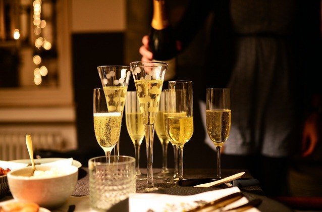O espumante, tão comum nas celebrações, é uma espécie de vinho branco, mas apenas o produto original da região de Champagne, no nordeste da França, pode ser chamado de champanhe. Esse direito é garantido pela patente da marca. 