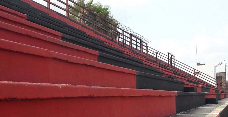 O estádio atualmente tem as cores do Patronato, predominantemente em vermelho e preto.