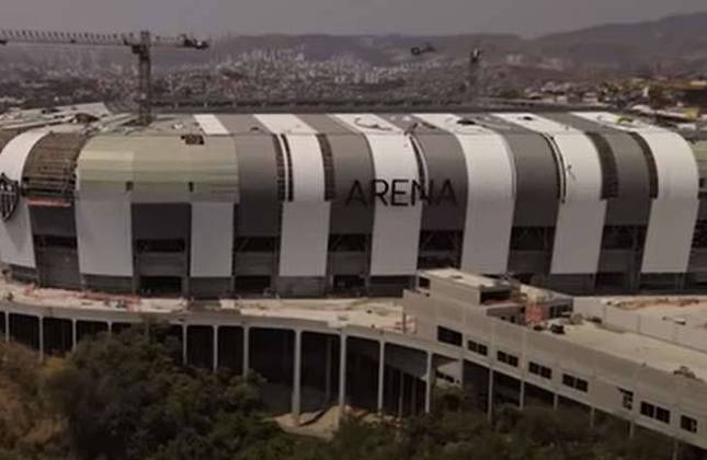 O estádio do Atlético-MG, a Arena MRV, está 80% concluído. Agora as novidades foram as instalações do escudo do Galo e um letreiro na fachada. O estádio tem previsão de ser inaugurado ainda no primeiro semestre de 2023: veja fotos de como estão as obras!