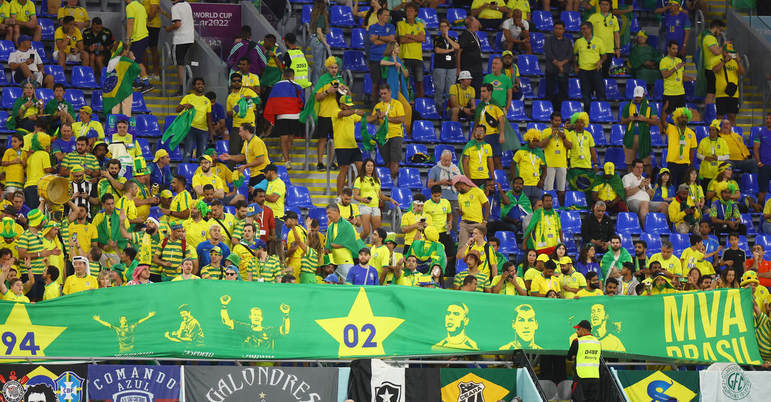 Estádio verde e amarelo em Doha esperando o jogo do Brasil