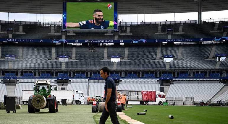 Arena Centauro recebe a taça da UEFA Champions League